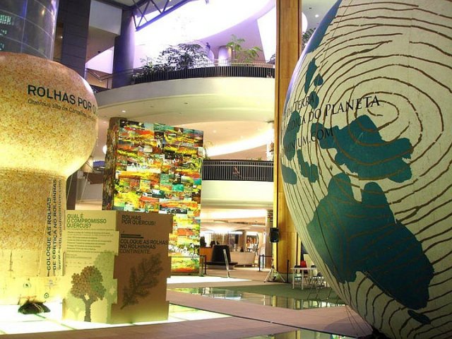 2008, Abril – Quercus assinala o Dia da Terra com diversas iniciativas, entre elas a instalação “Torre Babel dos Bens Comuns” no Dolce Vita/Antas. © QUERCUS